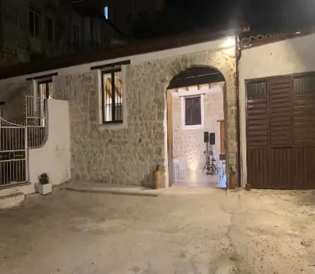 L'ingresso della sala U Bagliu di sera