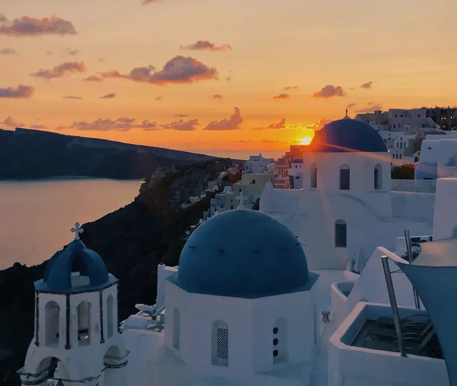 Le cupole blu di Santorini al tramonto