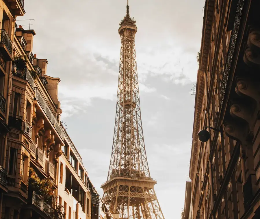 La Tour Eiffel in fondo a una via di Parigi al mattino